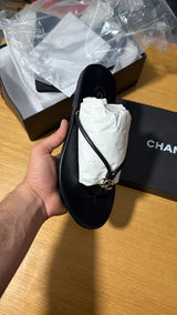 black leather thong slipper featuring a delicate gold-tone interlocking CC logo at the front.