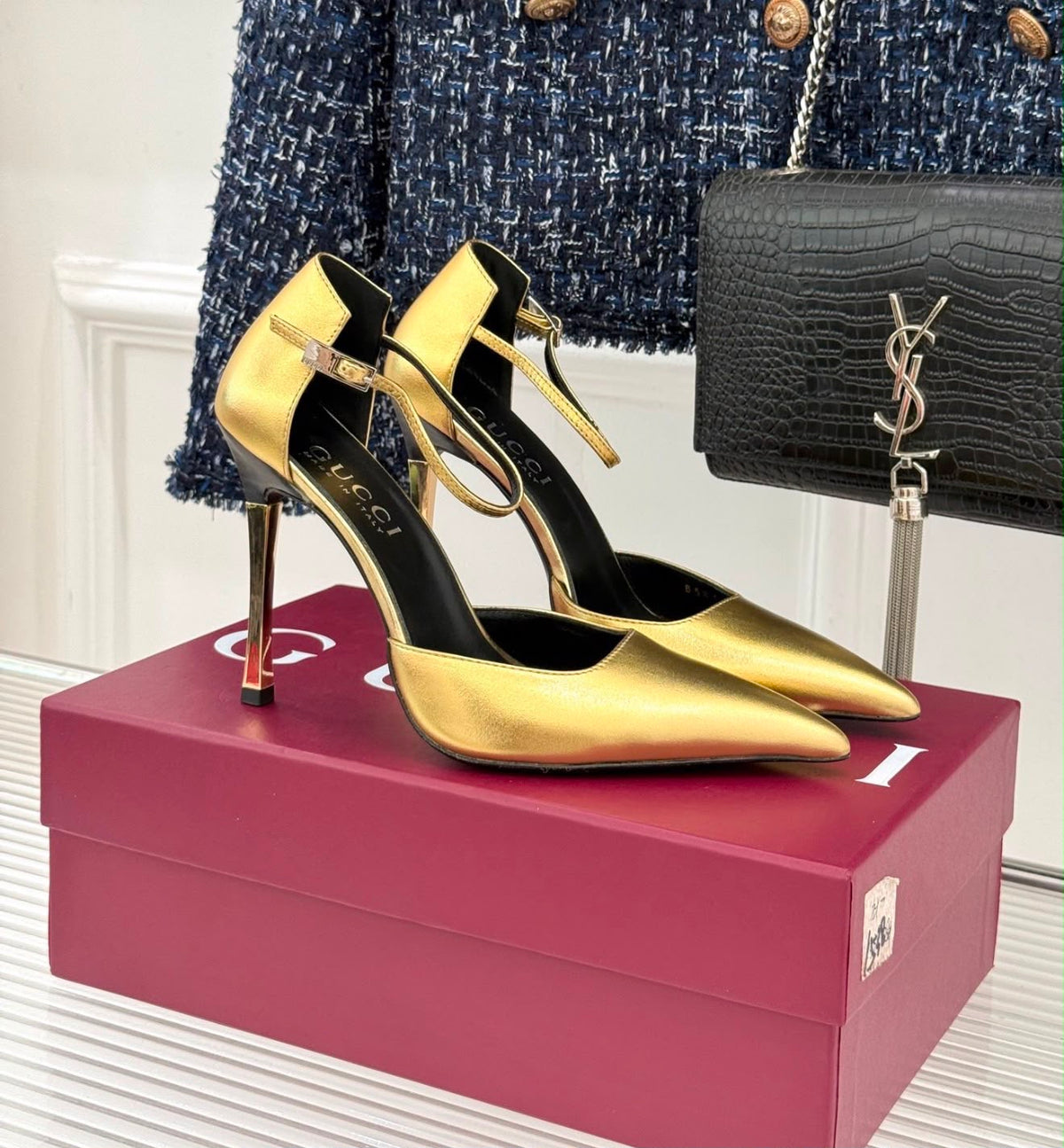 These are the Gucci Priscilla 105 metallic leather pumps in gold / silver featuring a pointed toe and a sleek stiletto heel