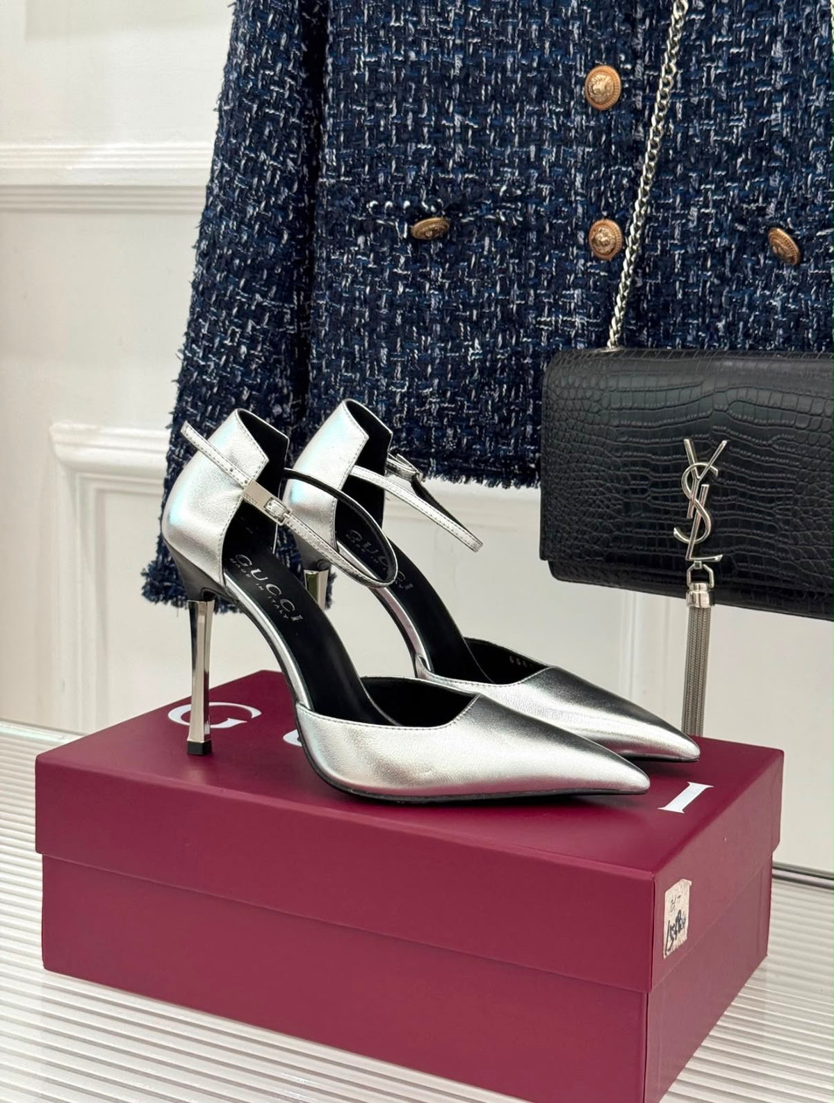 These are the Gucci Priscilla 105 metallic leather pumps in gold / silver featuring a pointed toe and a sleek stiletto heel