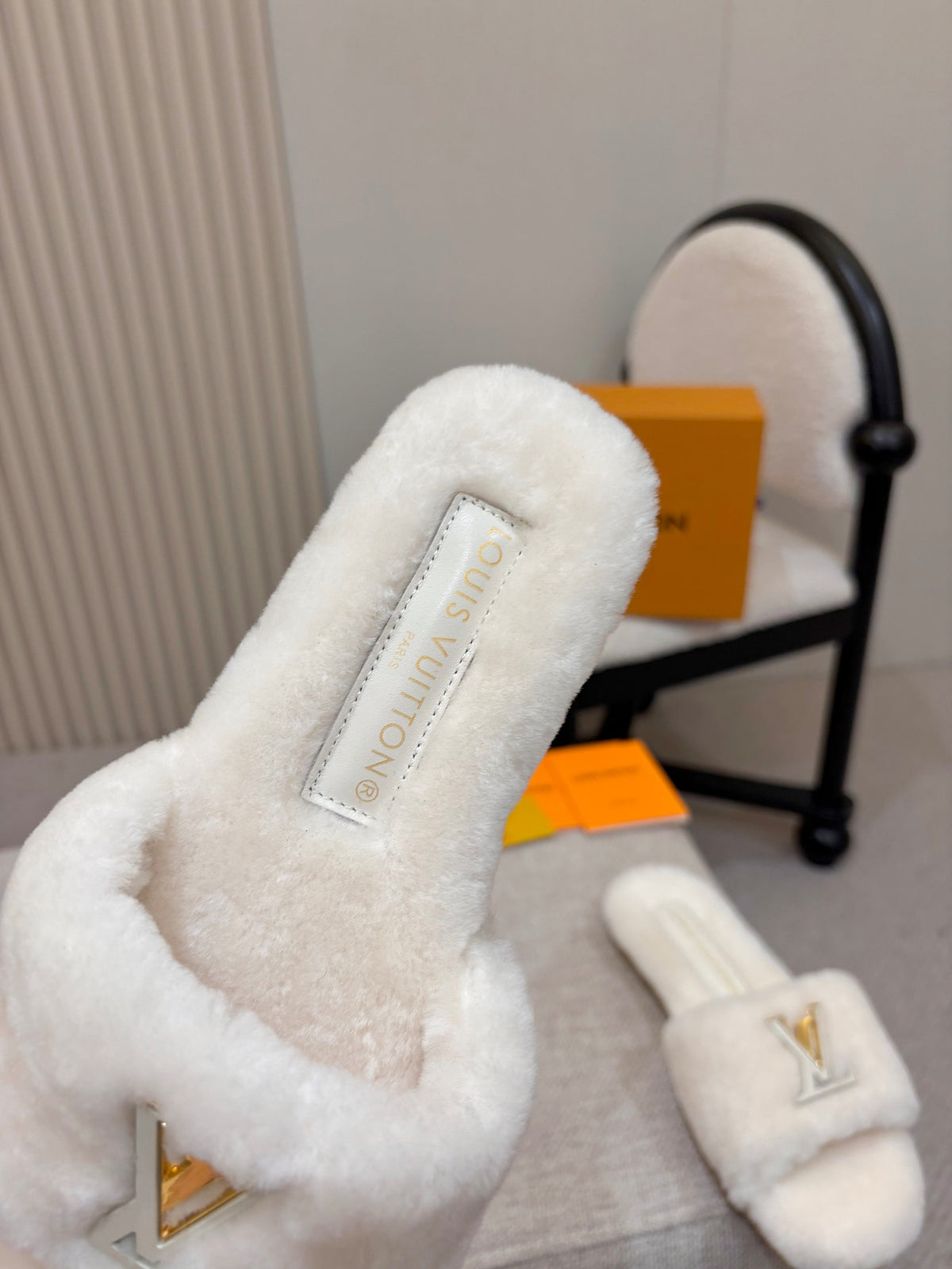 p325 LV Wool Women's Furry Slippers