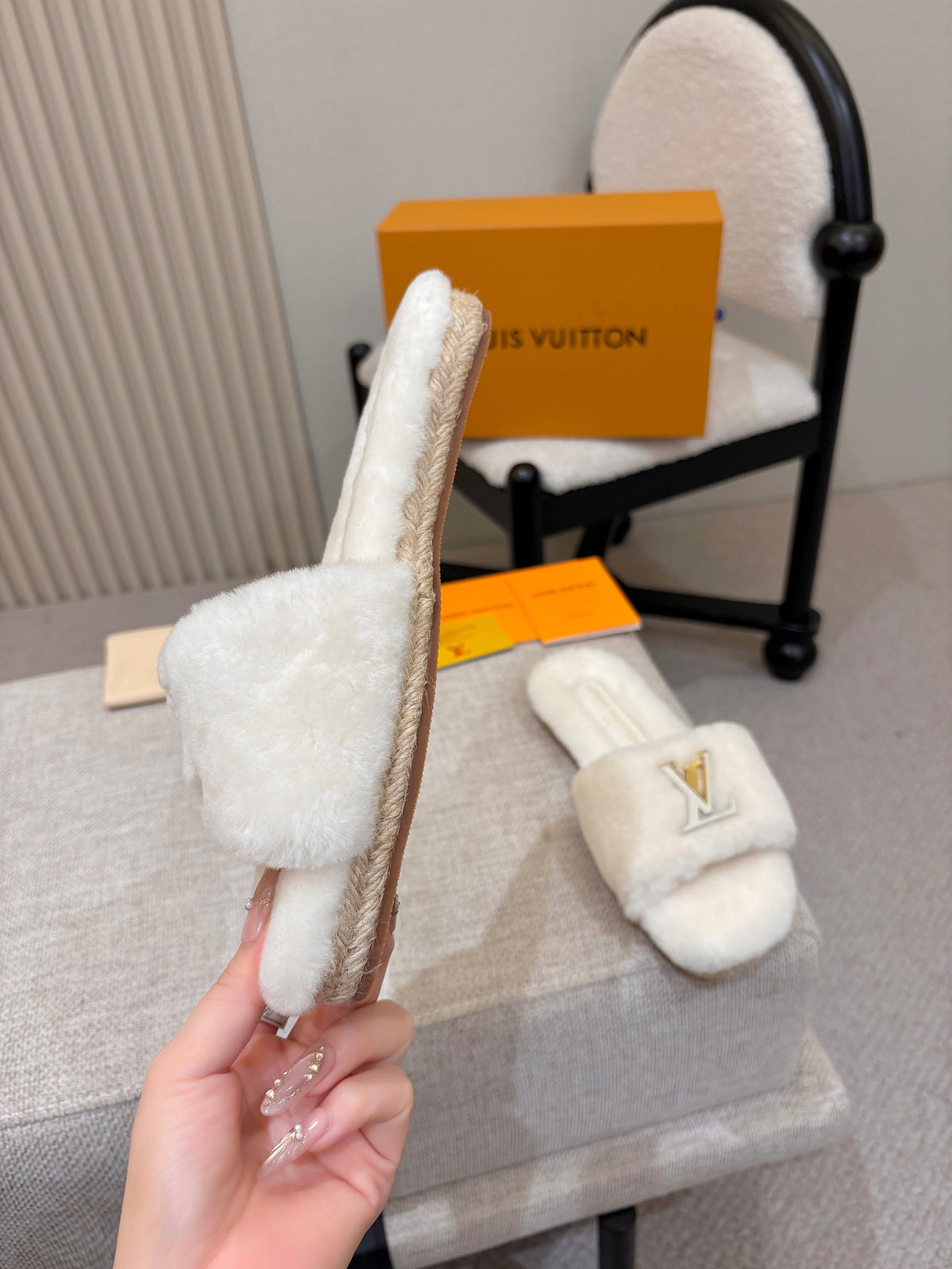 p325 LV Wool Women's Furry Slippers