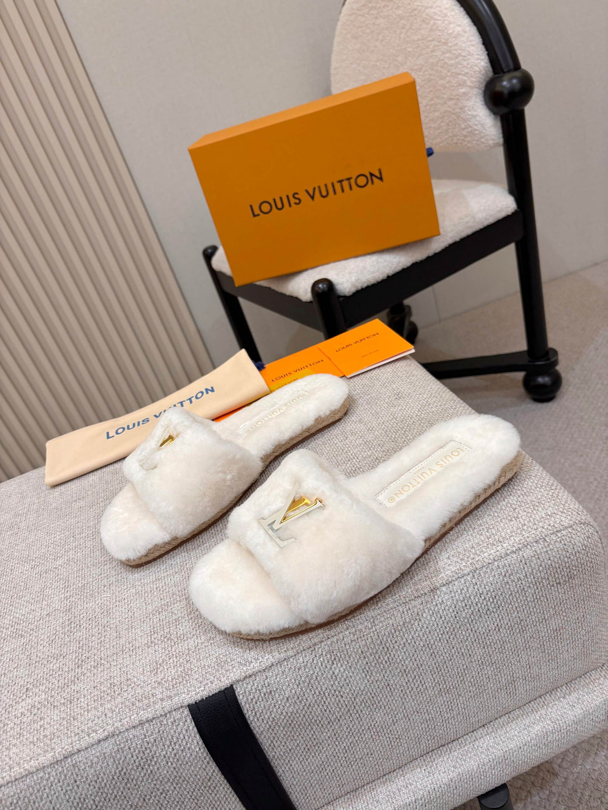 p325 LV Wool Women's Furry Slippers