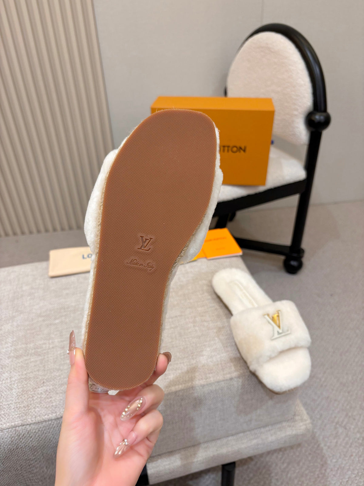 p325 LV Wool Women's Furry Slippers