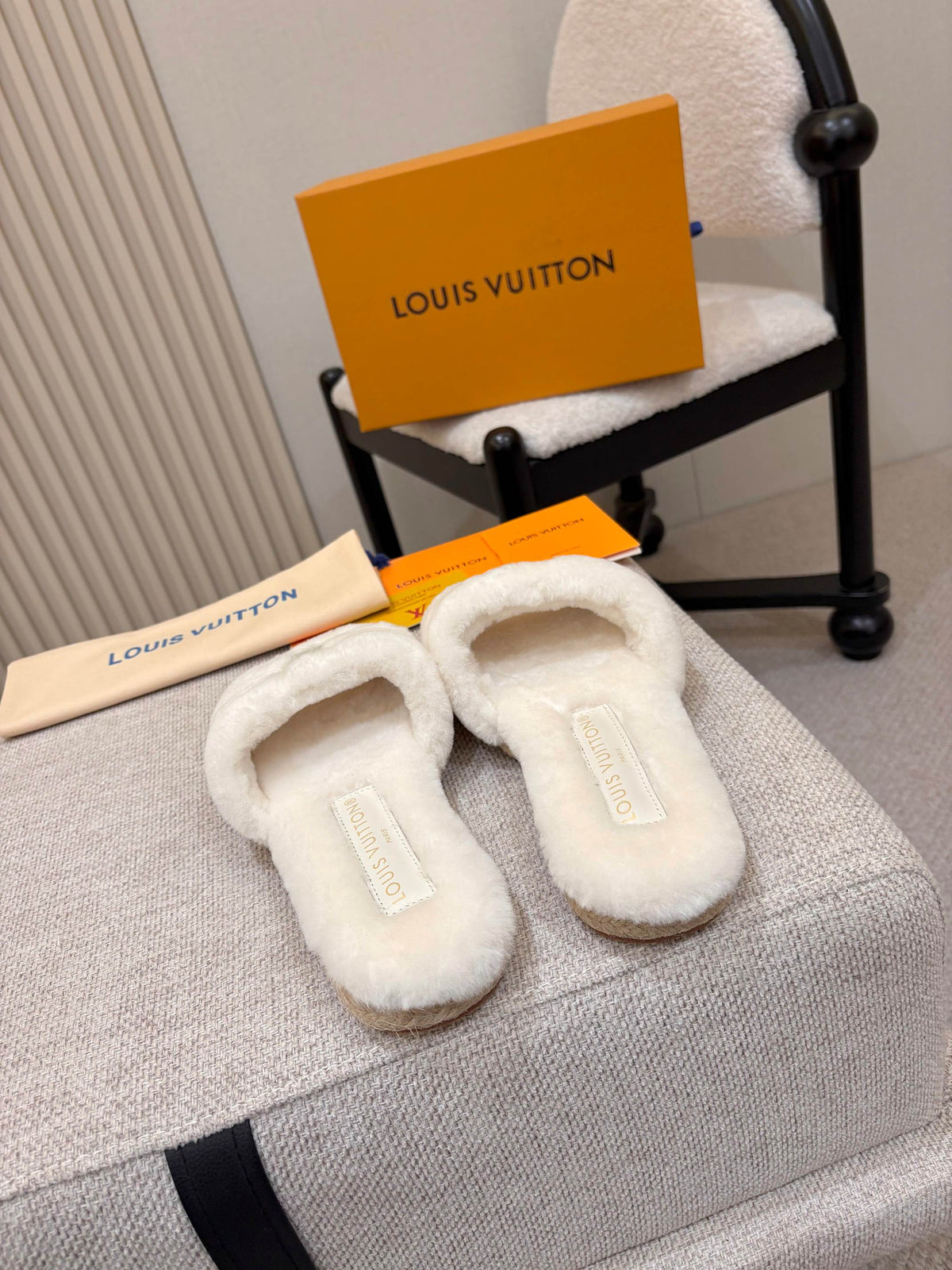 p325 LV Wool Women's Furry Slippers