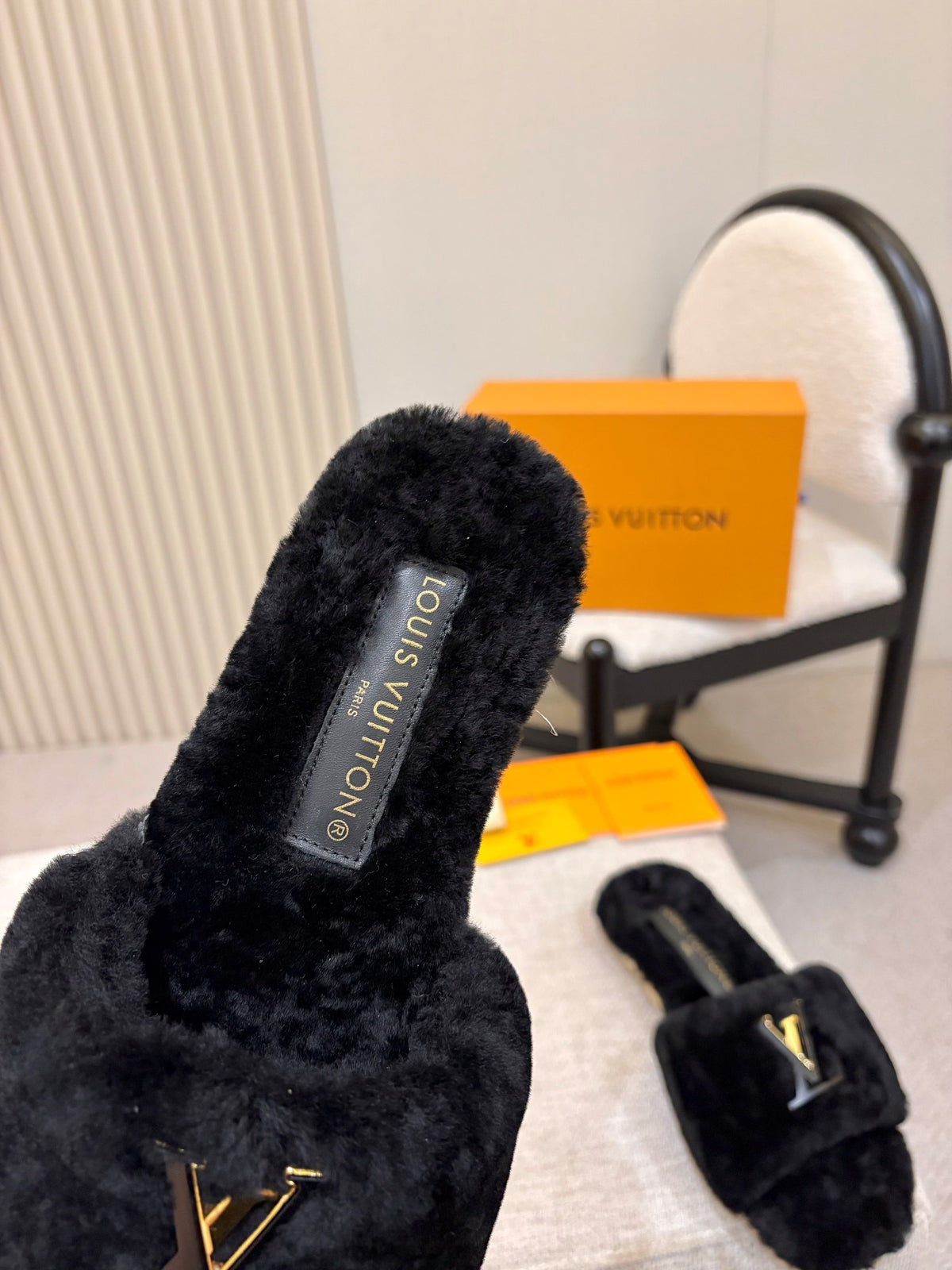 p325 LV Wool Women's Furry Slippers