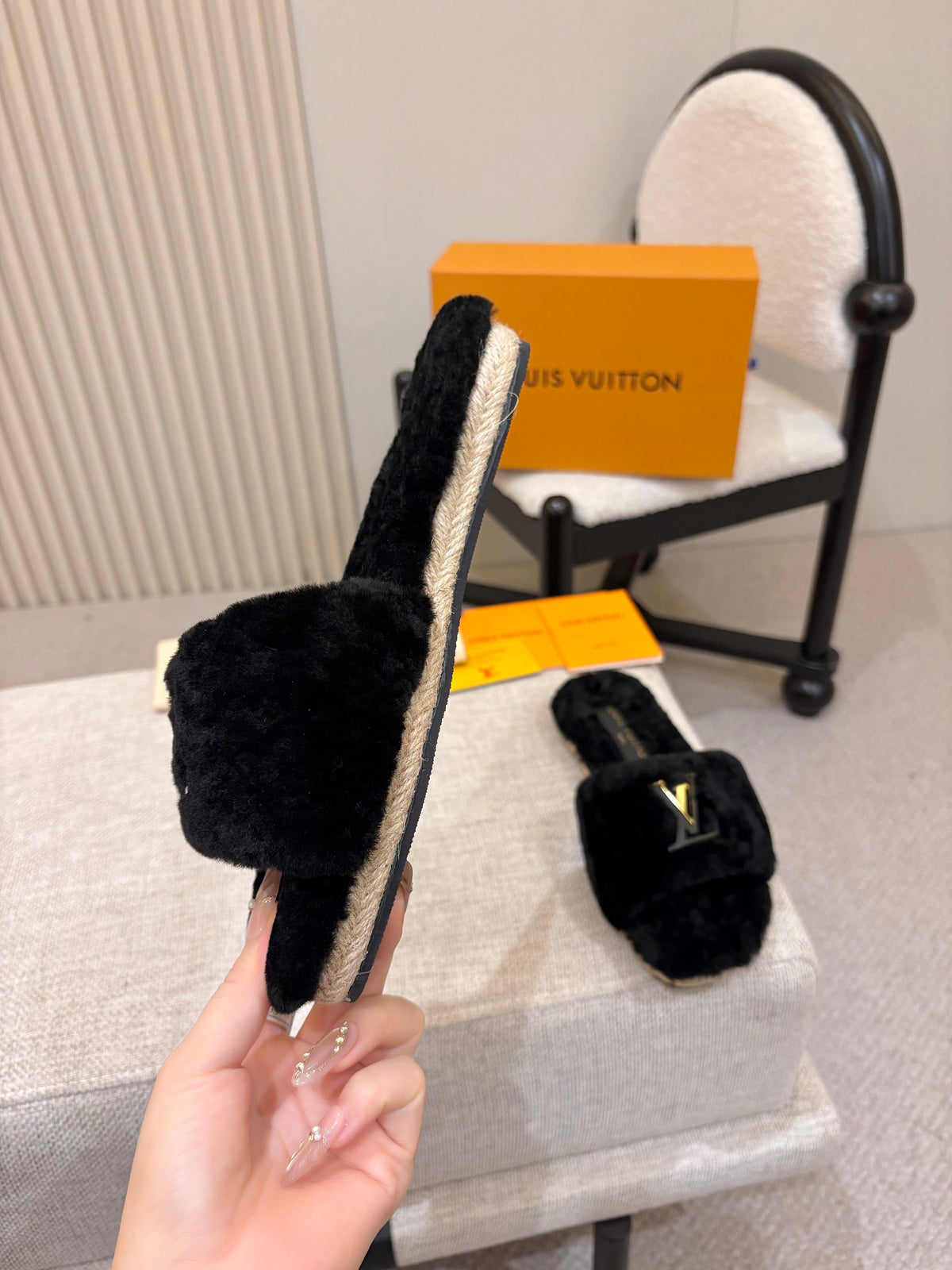 p325 LV Wool Women's Furry Slippers