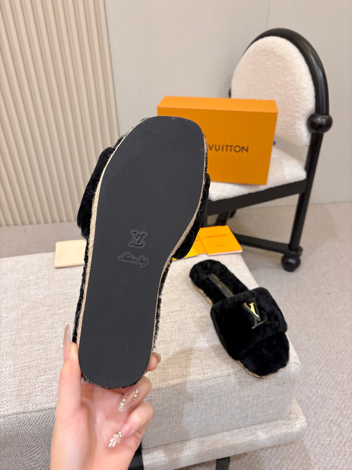 p325 LV Wool Women's Furry Slippers