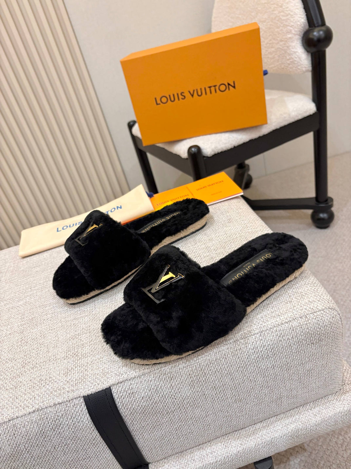 p325 LV Wool Women's Furry Slippers