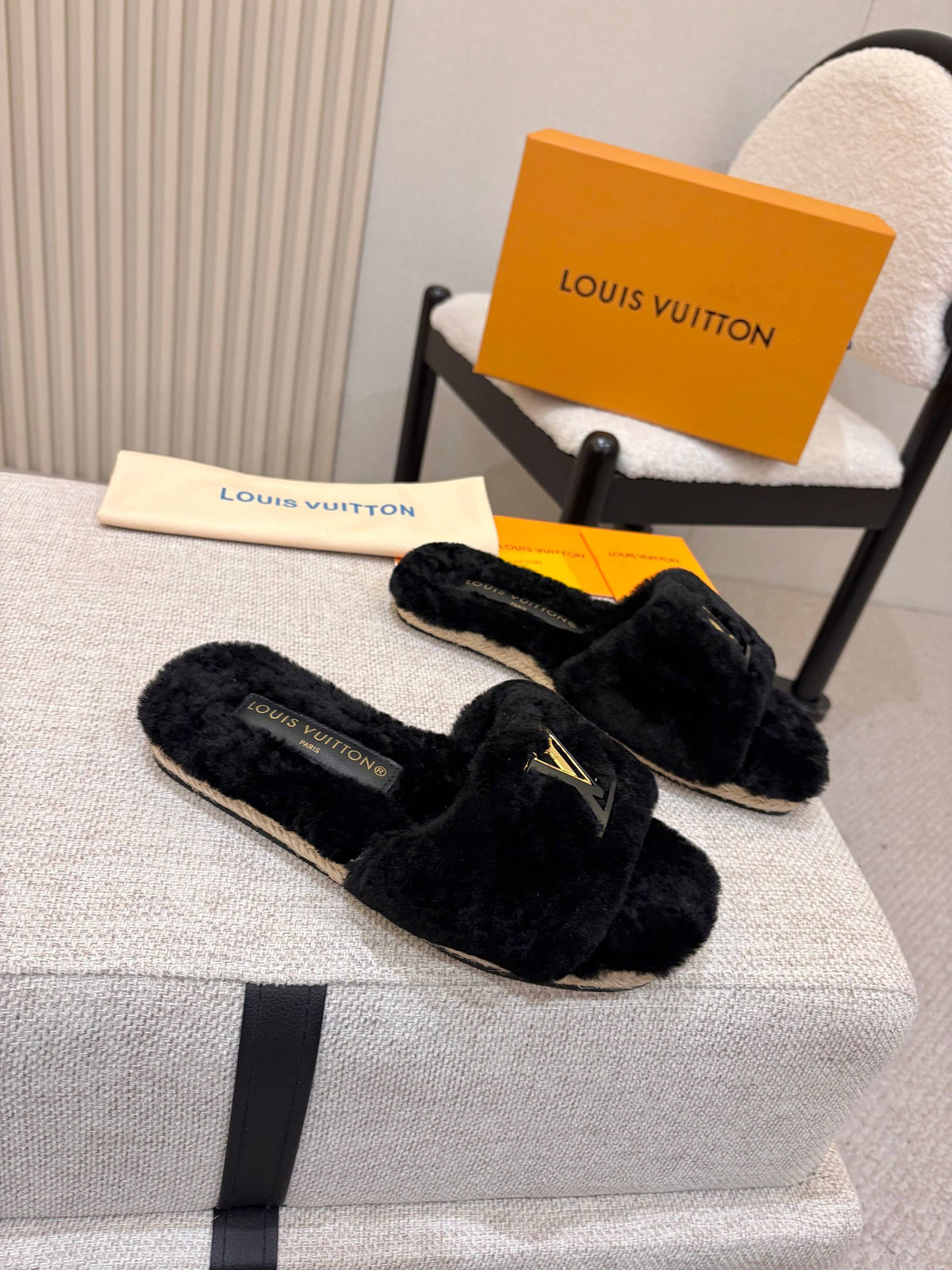 p325 LV Wool Women's Furry Slippers