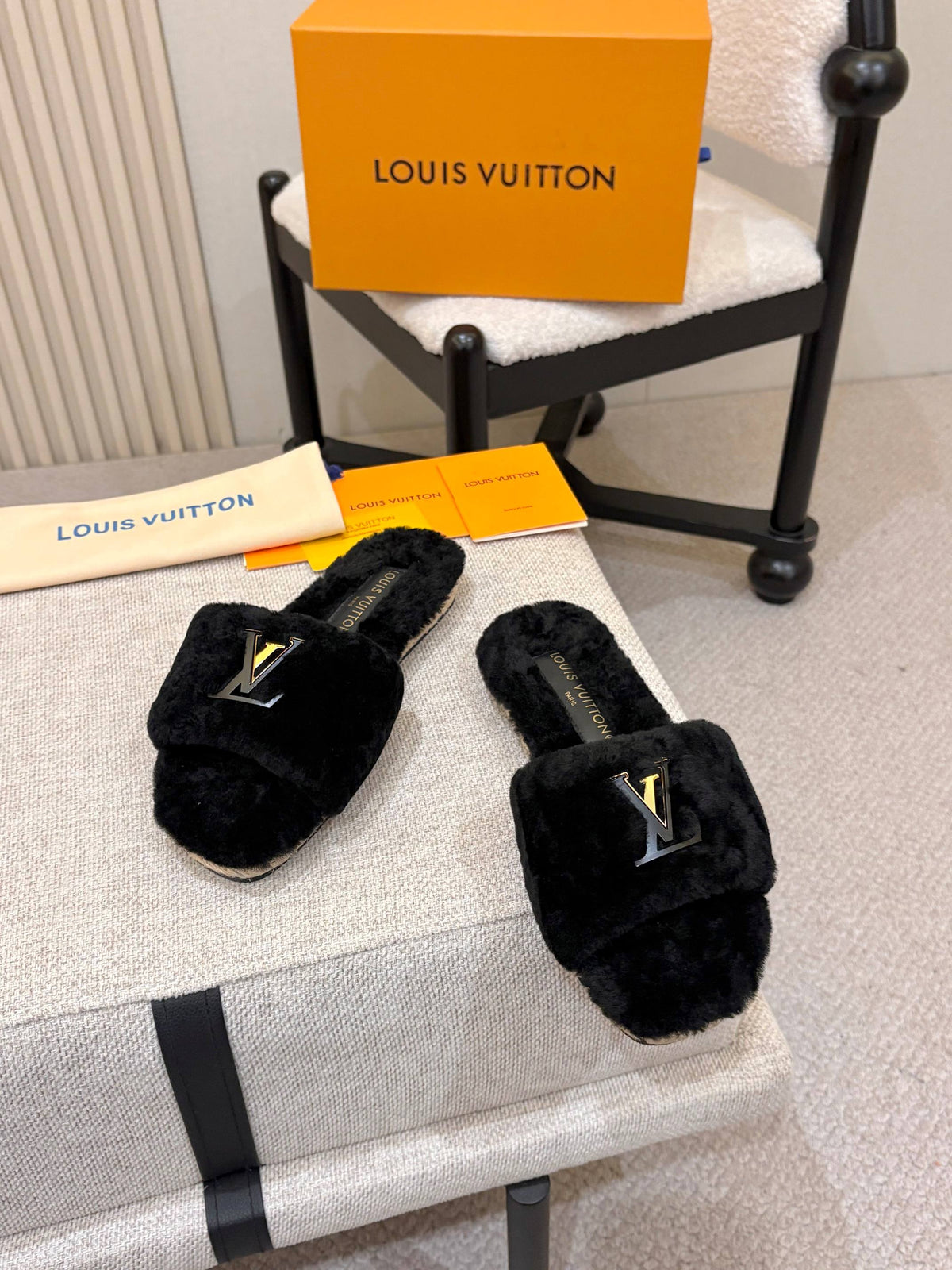 p325 LV Wool Women's Furry Slippers