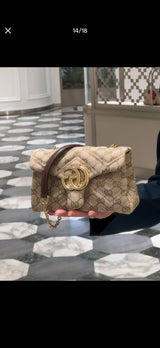 Quick! I'm locking in these two Gucci canvas beauties! Monogram quilting + double G gold buckle, retro yet sophisticated. The tote style is perfect for commuting, while the chain style is effortlessly chic for going out. Beige canvas is perfect for spring and summer! It's both soft and durable. Classics never go out of style, you can't go wrong buying them!