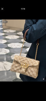 Quick! I'm locking in these two Gucci canvas beauties! Monogram quilting + double G gold buckle, retro yet sophisticated. The tote style is perfect for commuting, while the chain style is effortlessly chic for going out. Beige canvas is perfect for spring and summer! It's both soft and durable. Classics never go out of style, you can't go wrong buying them!