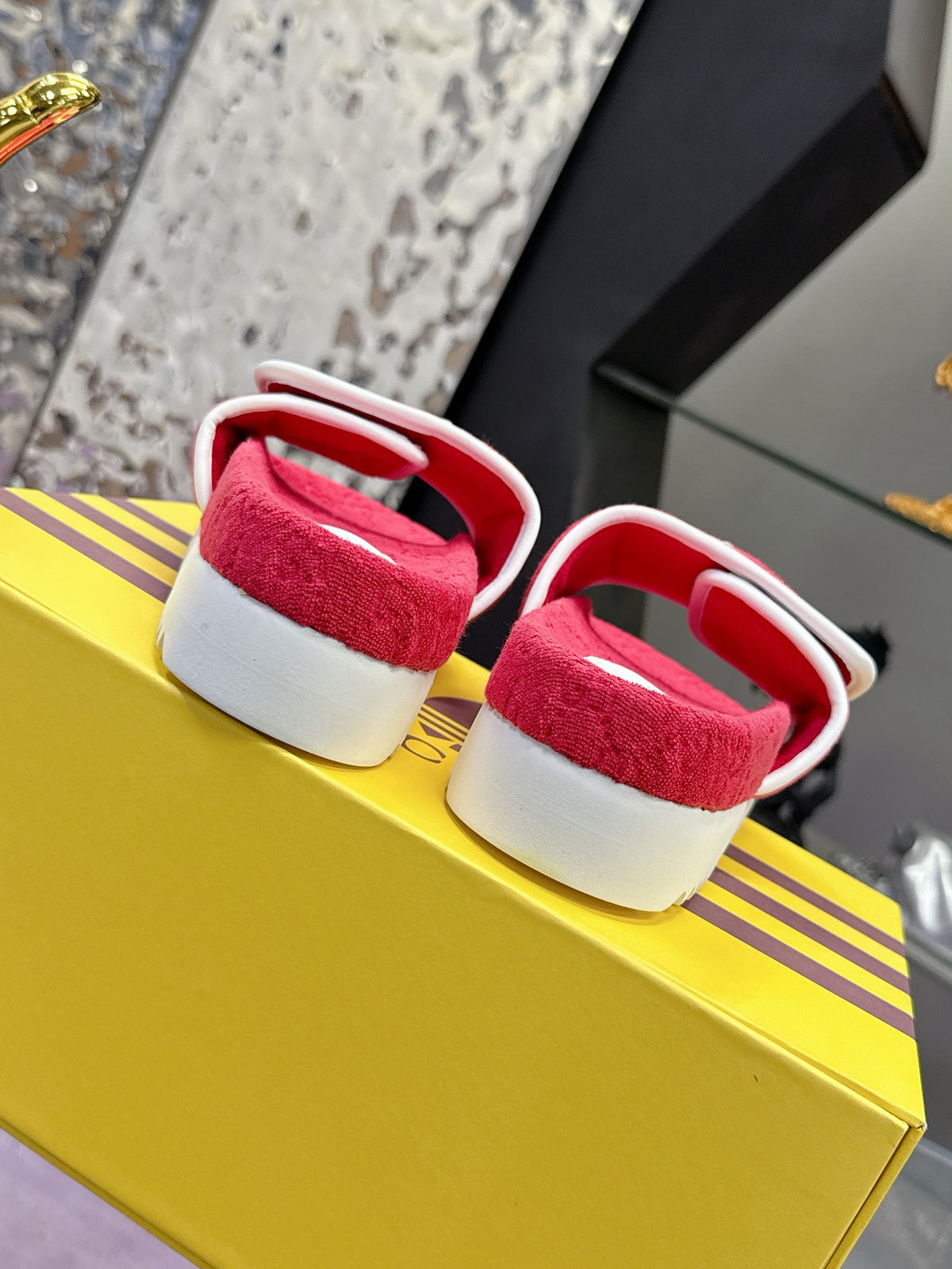 adidas x Gucci联名系列女士GG防水台拖鞋