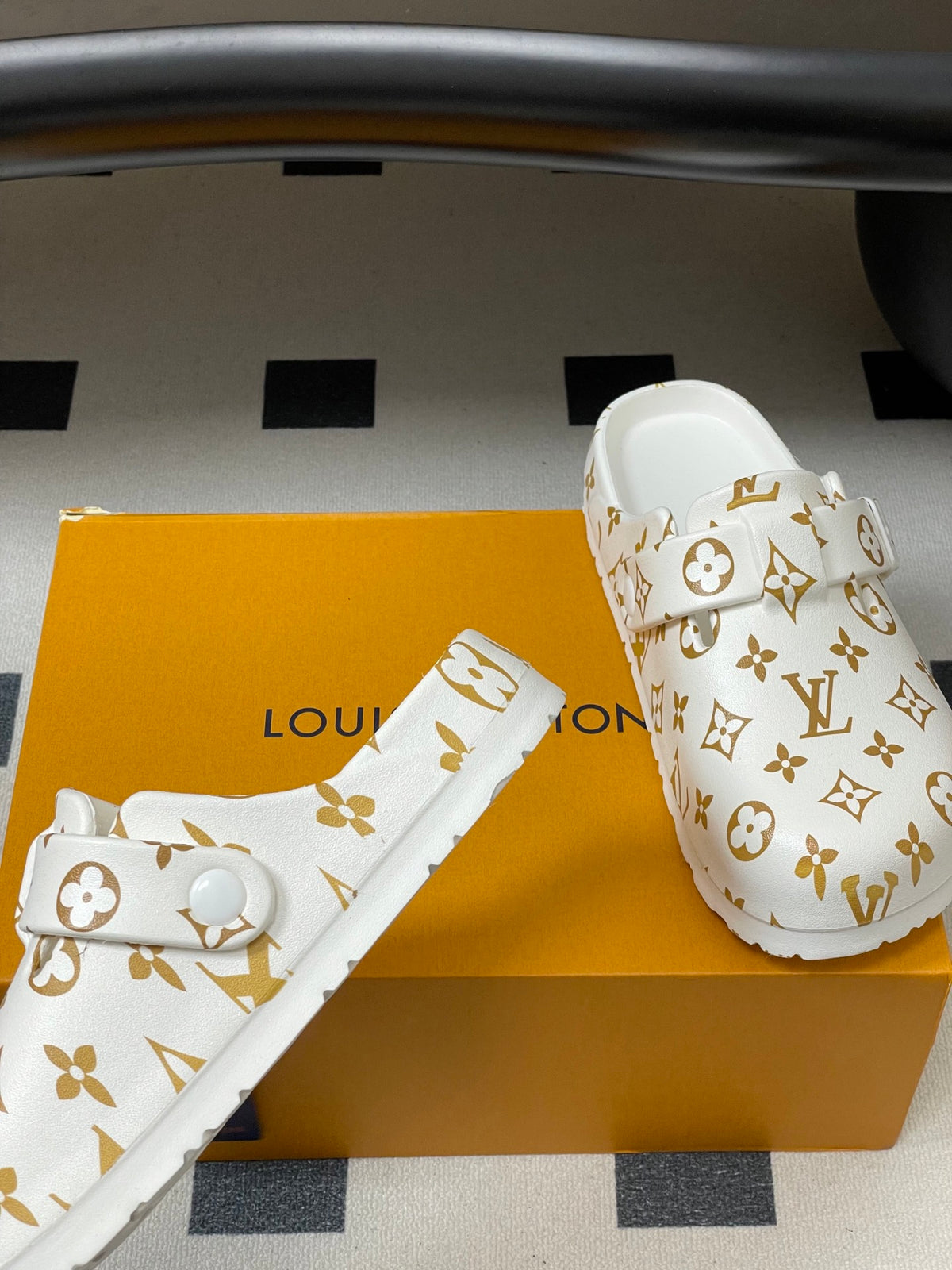 Latest Hot Selling Louis Vuitton Birkenstock Mules, Jelly-like Half-Slippers, Couple Style, Casual Beach Shoes