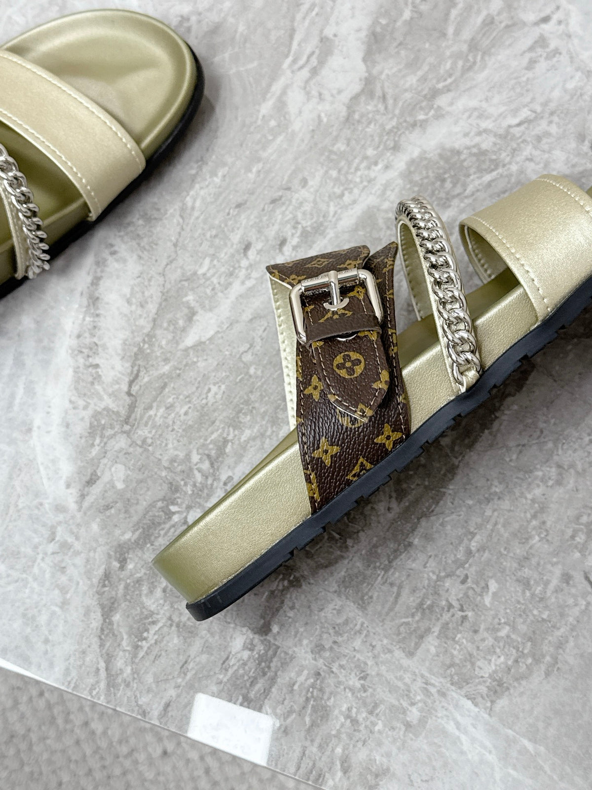 Louis Vuitton Spring/Summer Newest Couple Chain Sandals
