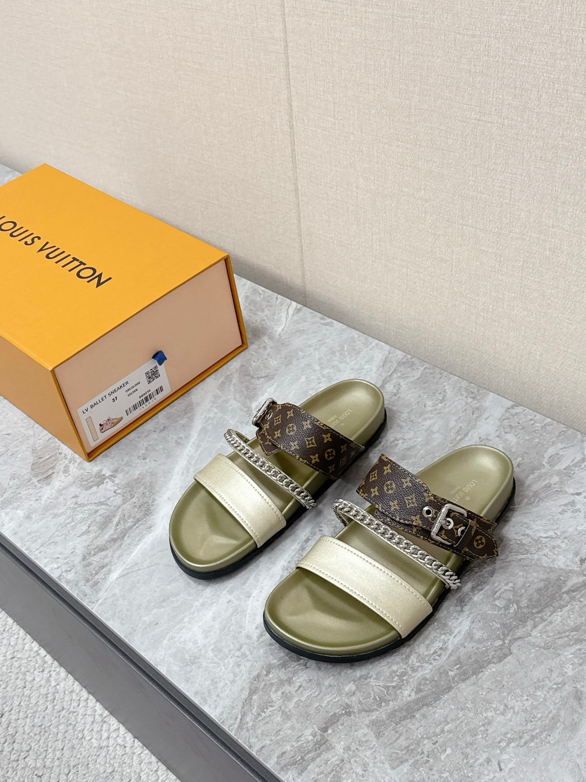 Louis Vuitton Spring/Summer Newest Couple Chain Sandals