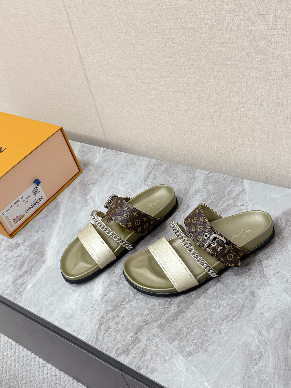 Louis Vuitton Spring/Summer Newest Couple Chain Sandals