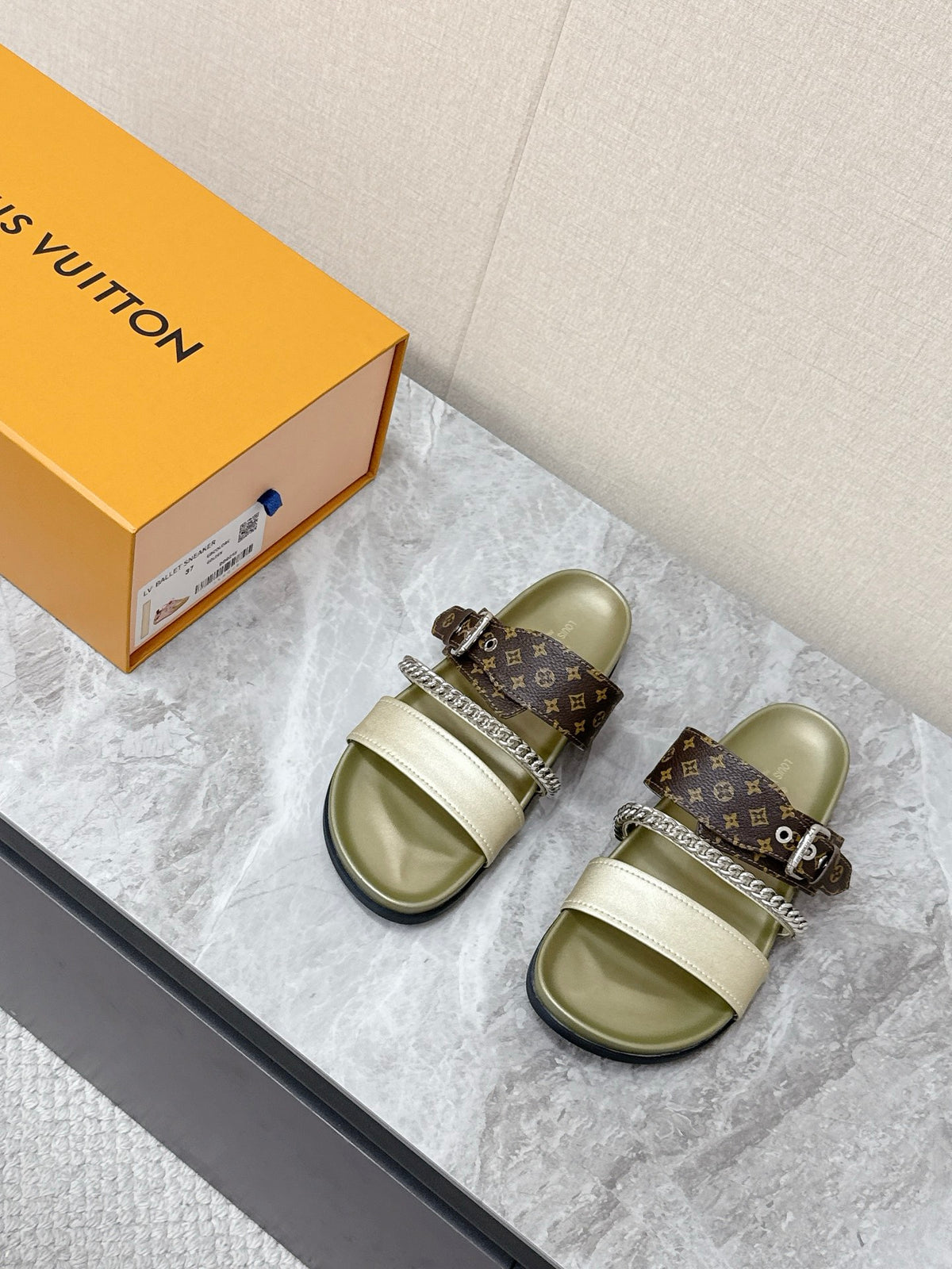 Louis Vuitton Spring/Summer Newest Couple Chain Sandals