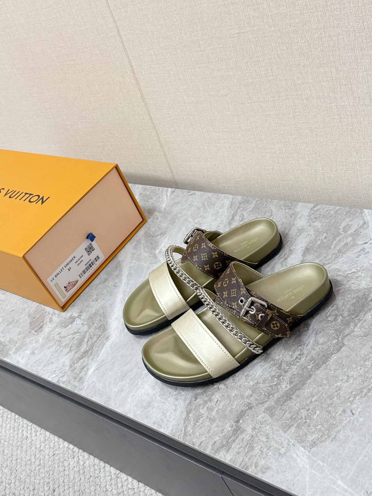 Louis Vuitton Spring/Summer Newest Couple Chain Sandals