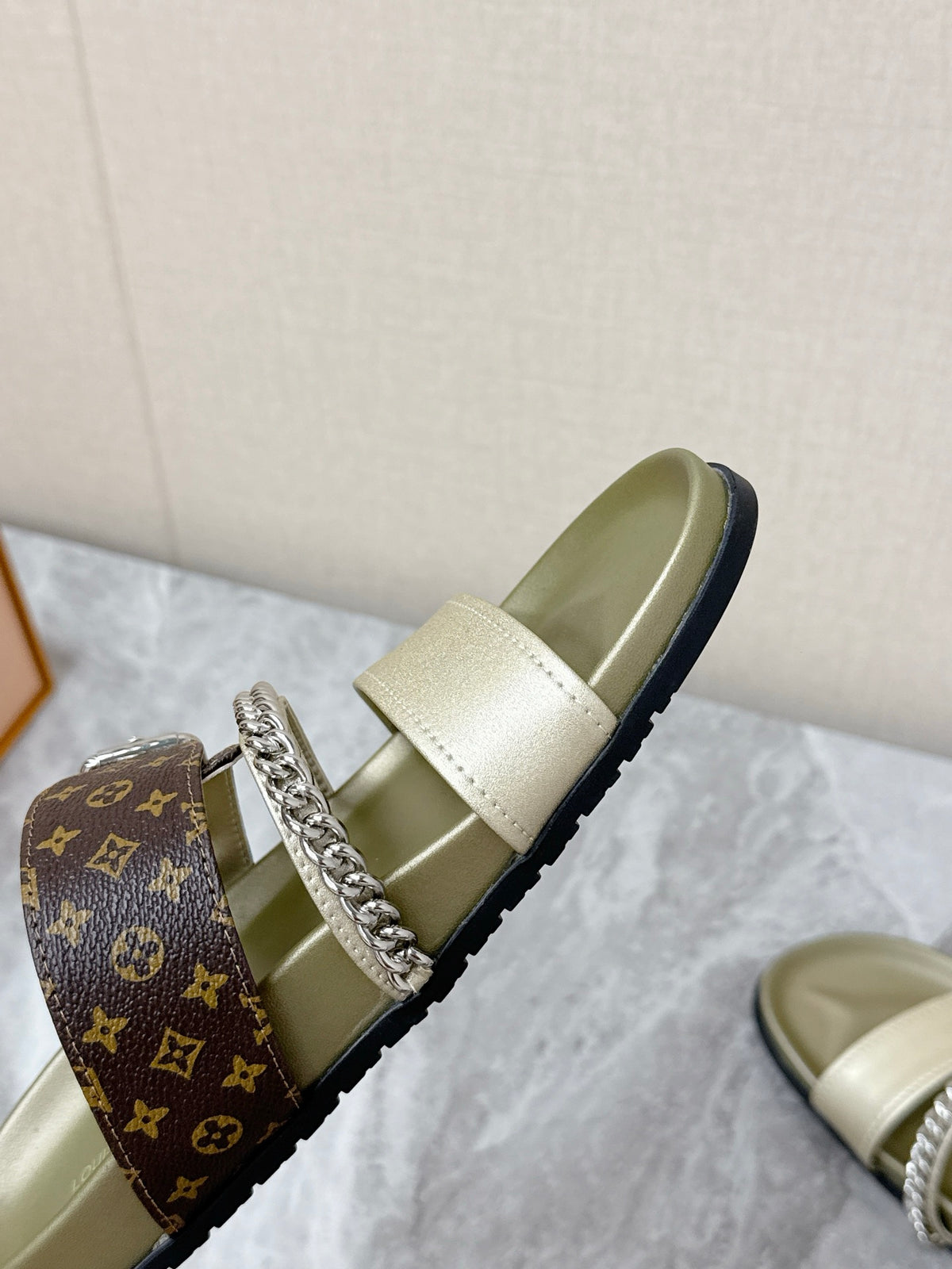 Louis Vuitton Spring/Summer Newest Couple Chain Sandals