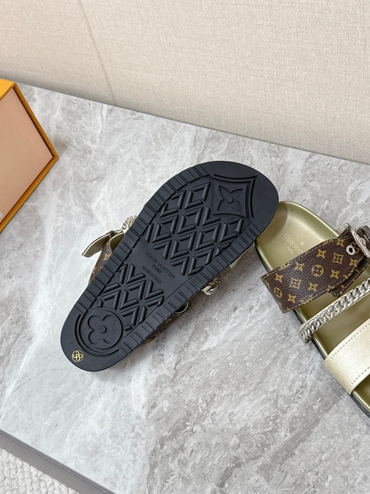 Louis Vuitton Spring/Summer Newest Couple Chain Sandals