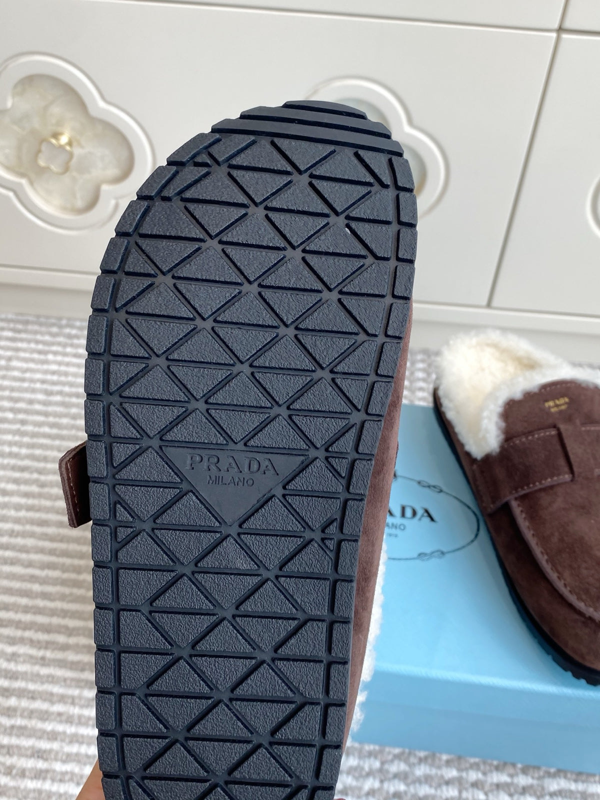 p315 Prada秋冬羊羔毛穆勒拖