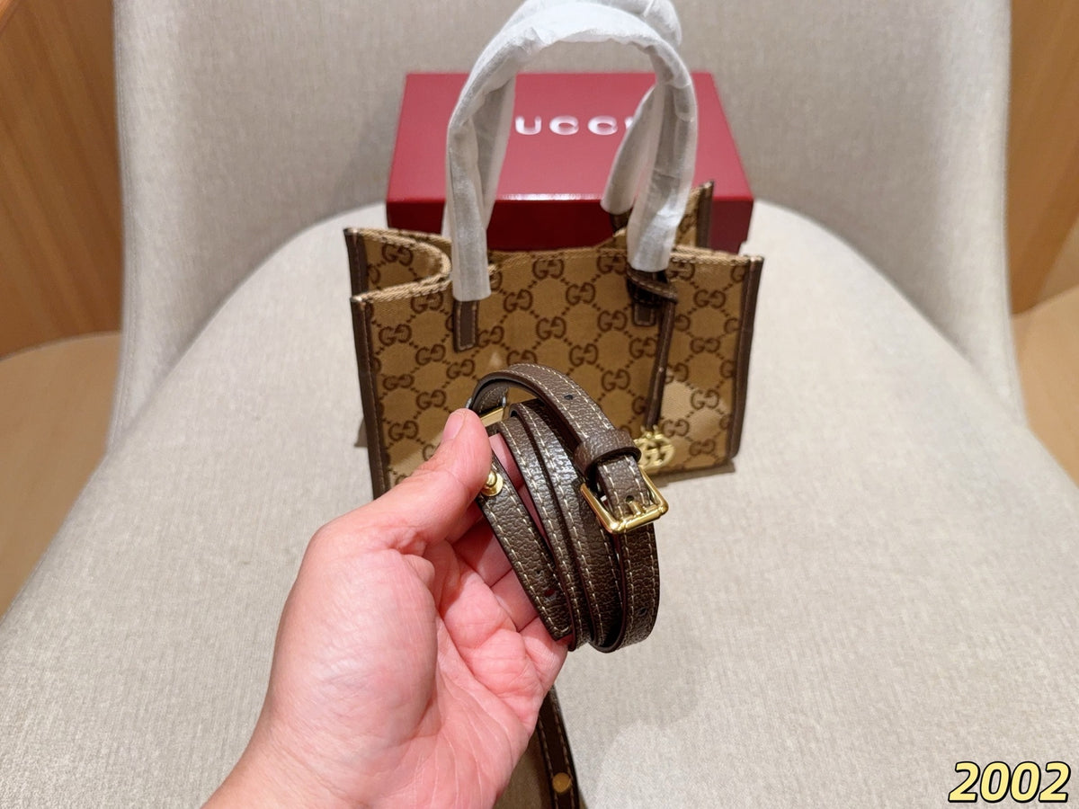 Gucci's new mini tote bag! Comes with a long shoulder strap for crossbody wear! Dimensions: 20x14x8 cm. Gift box packaging 2002