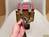 Gucci's new mini tote bag! Comes with a long shoulder strap for crossbody wear! Dimensions: 20x14x8 cm. Gift box packaging 2002