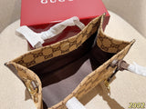 Gucci's new mini tote bag! Comes with a long shoulder strap for crossbody wear! Dimensions: 20x14x8 cm. Gift box packaging 2002