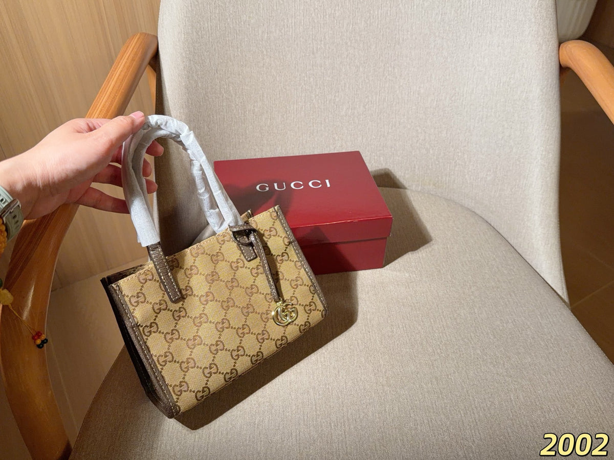Gucci's new mini tote bag! Comes with a long shoulder strap for crossbody wear! Dimensions: 20x14x8 cm. Gift box packaging 2002