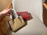 Gucci's new mini tote bag! Comes with a long shoulder strap for crossbody wear! Dimensions: 20x14x8 cm. Gift box packaging 2002
