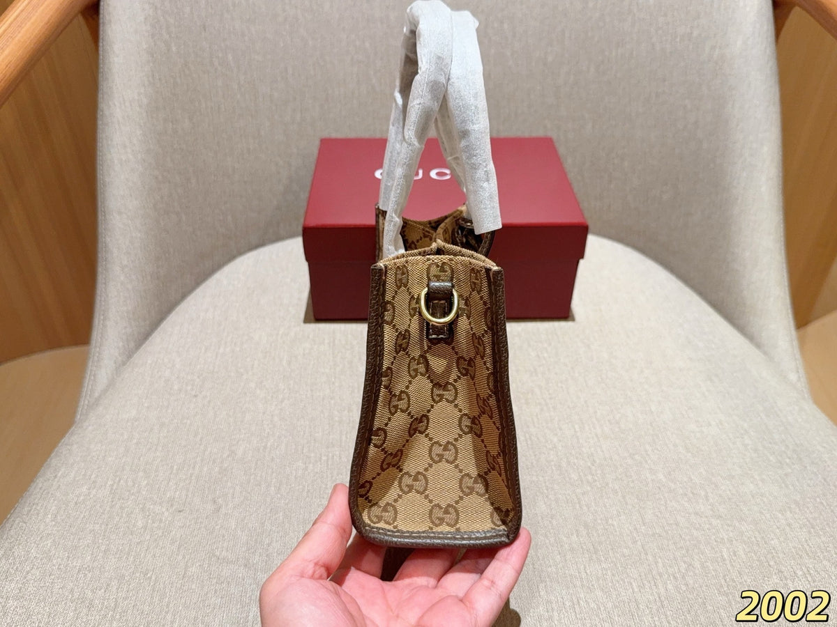 Gucci's new mini tote bag! Comes with a long shoulder strap for crossbody wear! Dimensions: 20x14x8 cm. Gift box packaging 2002