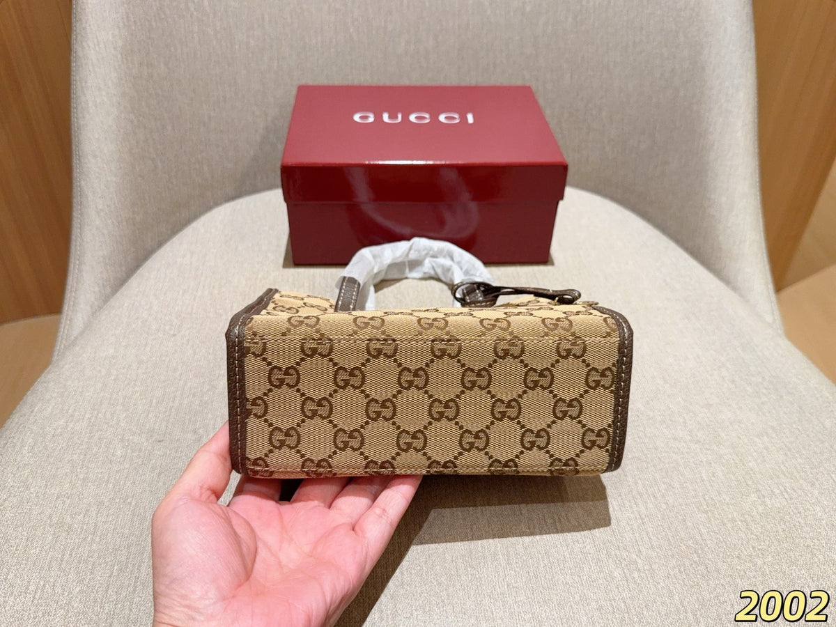 Gucci's new mini tote bag! Comes with a long shoulder strap for crossbody wear! Dimensions: 20x14x8 cm. Gift box packaging 2002