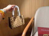 Gucci's new mini tote bag! Comes with a long shoulder strap for crossbody wear! Dimensions: 20x14x8 cm. Gift box packaging 2002