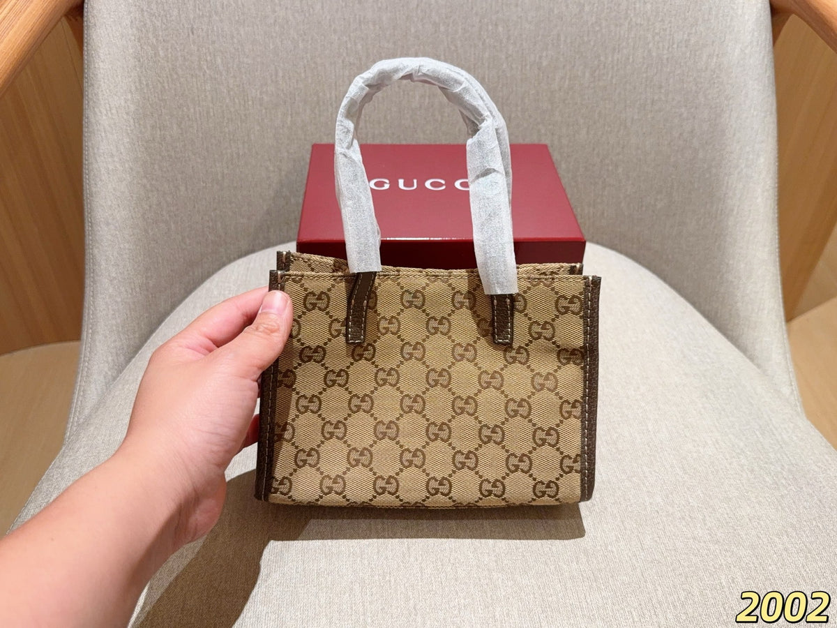 Gucci's new mini tote bag! Comes with a long shoulder strap for crossbody wear! Dimensions: 20x14x8 cm. Gift box packaging 2002