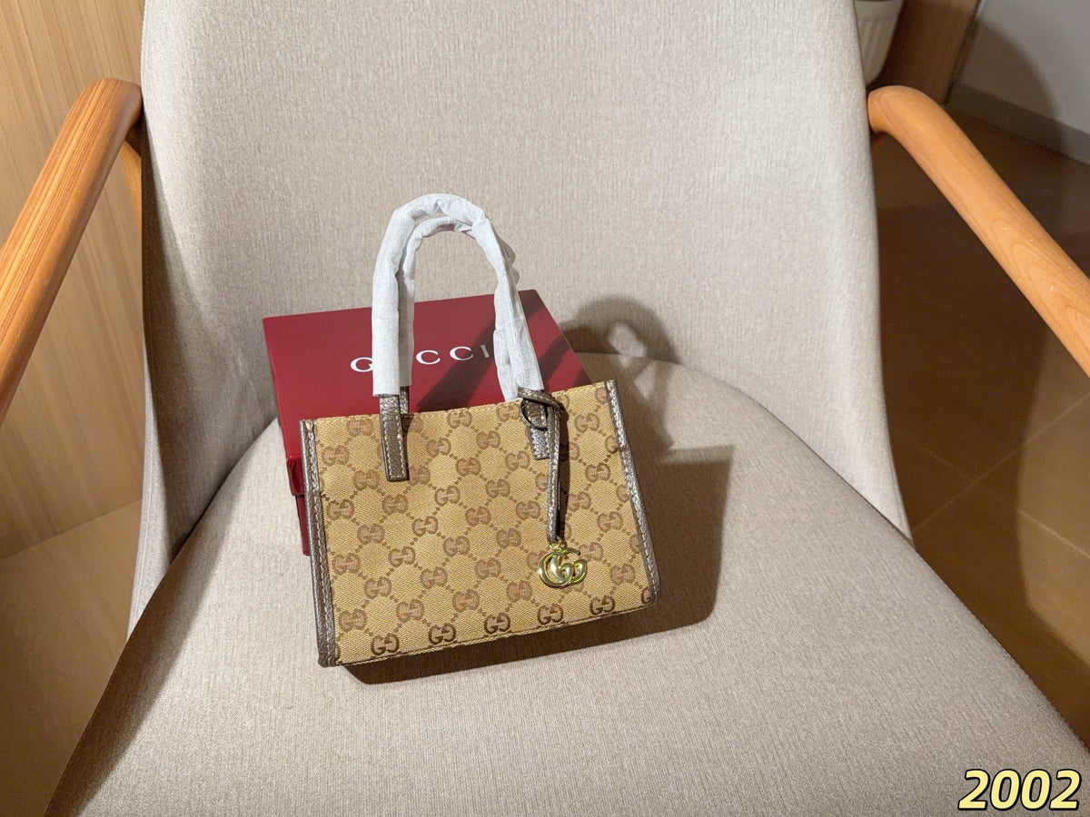 Gucci's new mini tote bag! Comes with a long shoulder strap for crossbody wear! Dimensions: 20x14x8 cm. Gift box packaging 2002