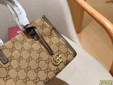 Gucci's new mini tote bag! Comes with a long shoulder strap for crossbody wear! Dimensions: 20x14x8 cm. Gift box packaging 2002
