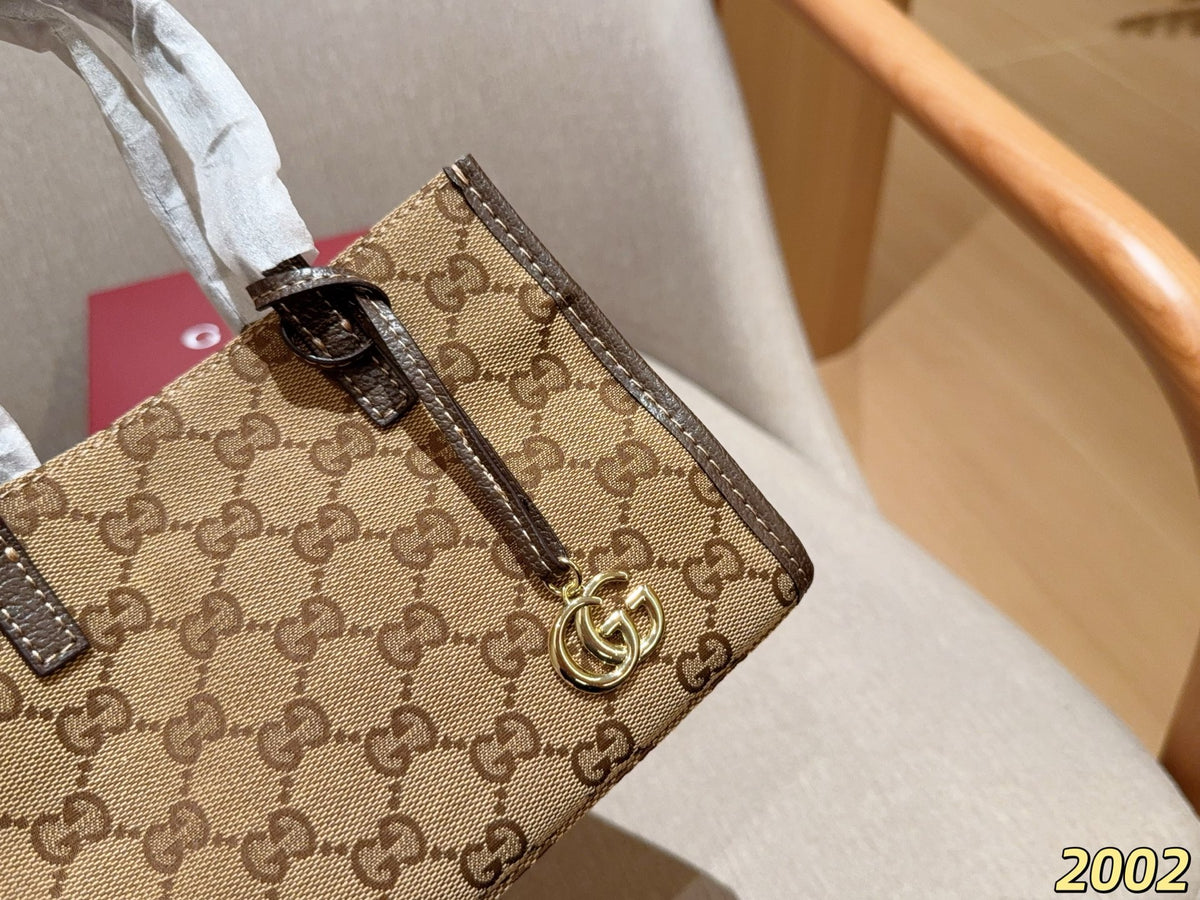 Gucci's new mini tote bag! Comes with a long shoulder strap for crossbody wear! Dimensions: 20x14x8 cm. Gift box packaging 2002