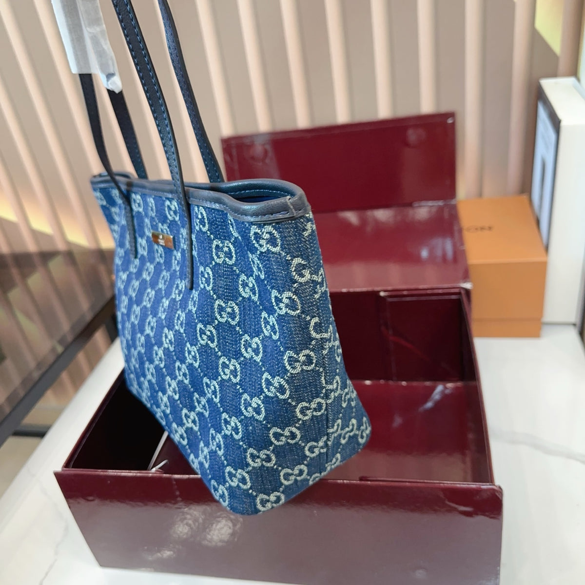 Comes with a box measuring 25*20 cm. This Gucci denim tote bag features GG Supreme monogram canvas with leather trim and handles, and a gold-tone metal logo plate. The bag has Gucci's classic structured tote silhouette, understated yet stylish, suitable for everyday wear without being too formal. (Ej)