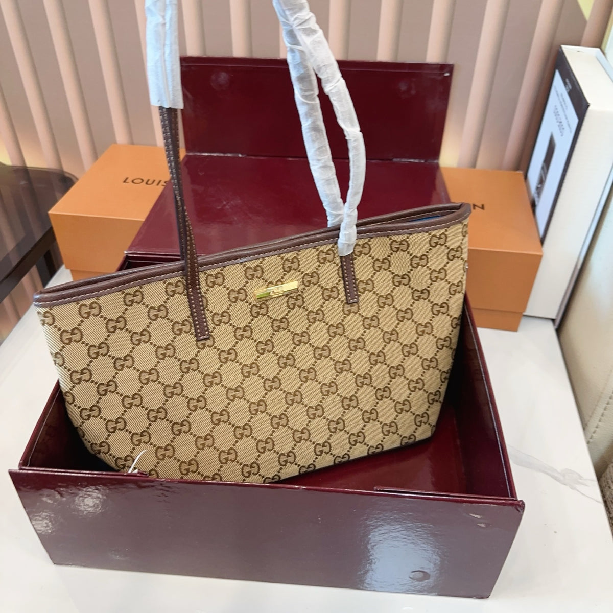 Comes with a box measuring 25*20 cm. This Gucci denim tote bag features GG Supreme monogram canvas with leather trim and handles, and a gold-tone metal logo plate. The bag has Gucci's classic structured tote silhouette, understated yet stylish, suitable for everyday wear without being too formal.