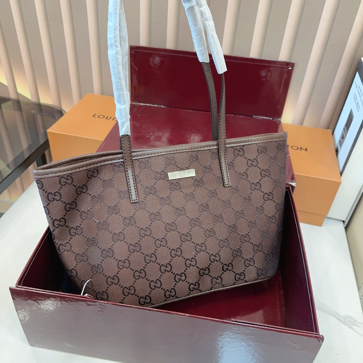 Comes with a box measuring 25*20 cm. This Gucci denim tote bag features GG Supreme monogram canvas with leather trim and handles, and a gold-tone metal logo plate. The bag has Gucci's classic structured tote silhouette, understated yet stylish, suitable for everyday wear without being too formal.
